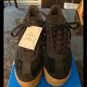 Men’s retro adidas sneakers